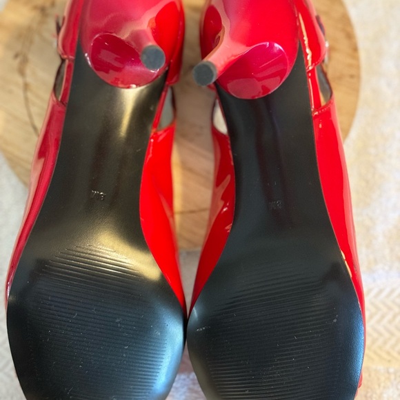 Classic GUESS Red Peep Toe Patent Leather  Size 8 mid heel excellent condition. - Picture 8 of 8